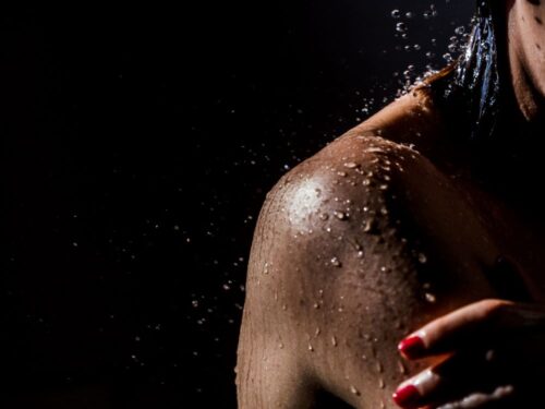 woman-shoulder-relaxing-with-bath touch by trans