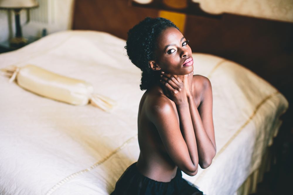 young-black-woman-in-the-room-touch by trans